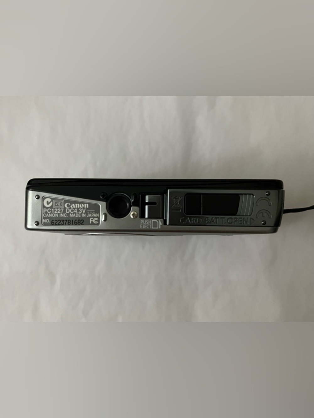 Canon PowerShot SD750 Digital Elph Camera - Silver - Picture 6 of 14